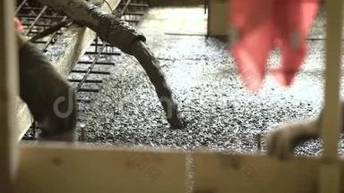 混凝土拌合物是在一个正在施工的物体上，在整体施工中用泵输送到模板中